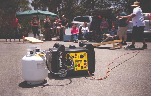Champion Stromaggregat 3100W 73001i-DF-EU – Benzin & Gas Inverter Generator, leise & tragbar mit Griff & Rädern, Camping & Outdoor